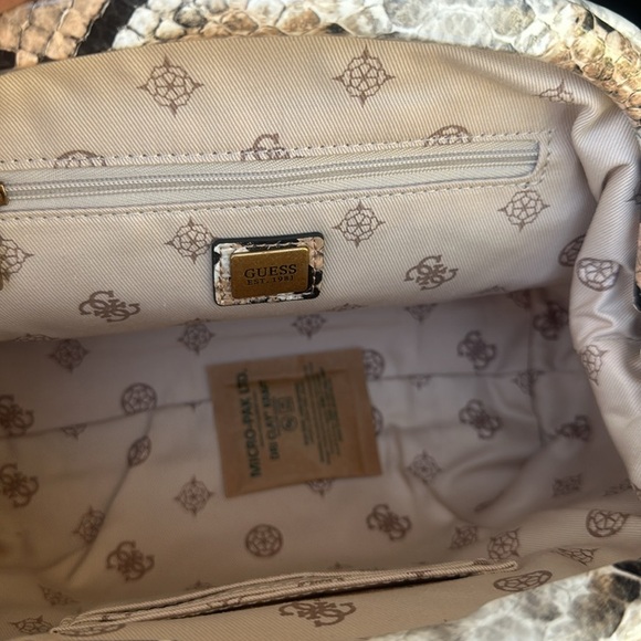 New GUESS Errin Snakeskin Small Frame Satchel - Picture 9 of 10